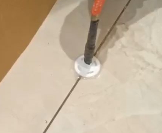 突泉瓷砖空鼓维修公司专业解答瓷砖在铺贴过程中，如果没有涂抹均匀到位的粘结材料（如水泥砂浆或瓷砖胶），可能会导致以下问题