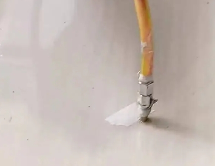 突泉瓷砖空鼓维修公司专业解答在瓷砖铺贴过程中，如果使用的砂料过粗（如全部使用了粗砂），可能会导致以下问题