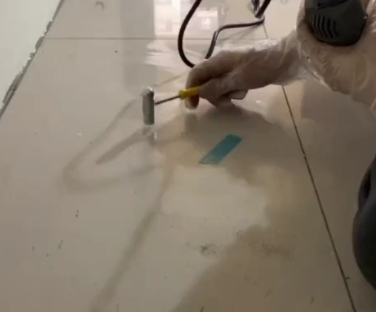 突泉瓷砖开裂维修公司专业分享瓷砖在铺贴前如果没有沥干水分，将会导致以下问题
